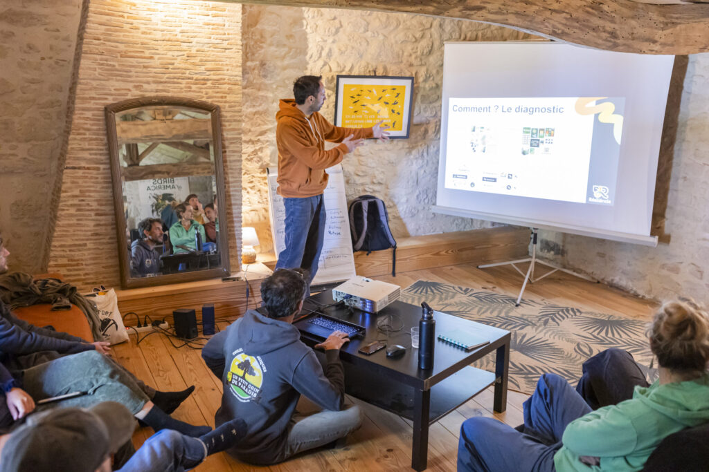 Présentation des solutions de toilettes sans eau lors d'un atelier de l'équipe Résiliència